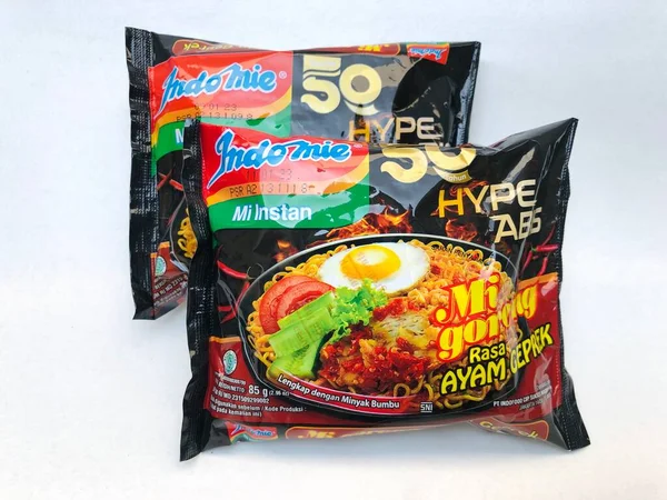 印度尼西亚马兰 2022年6月3日 Indomie方便面与Ayam Geprek调味 Indomie是印度尼西亚方便面的先驱 也是世界上最大的方便面制造商之一 — 图库照片