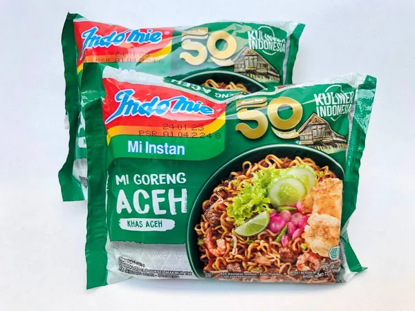 Malang, Endonezya - 3 Haziran 2022: Indomie Mi Goreng Aceh, Geleneksel Aceh Noodles, Indomie Endonezya 'nın en büyük hazır erişte üreticilerinden biridir..