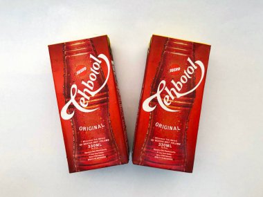 Malang, Endonezya - 23 Haziran 2022: Teh Botol, Sosro şirketi tarafından üretilen ve dünya çapında satılan bir Endonezya içeceğidir. Tatlı yasemin çayı ve genellikle soğuk servis edilir..