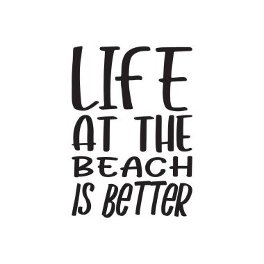 Sahilde hayat daha iyi siyah harf alıntısıdır.