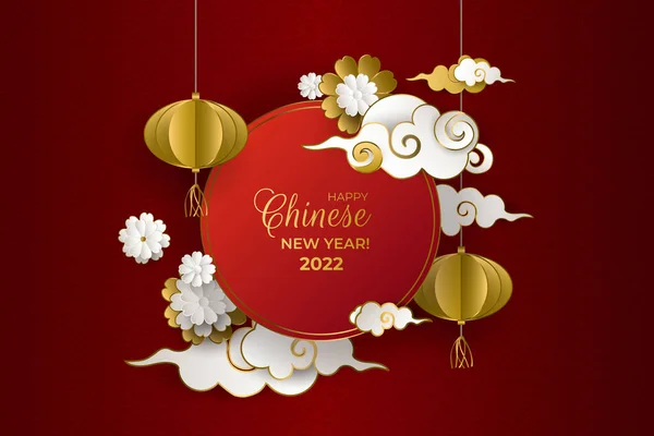 Feliz Ano Novo Chinês 2022. Cartão de felicitações: nuvens redondas, douradas e brancas, lanternas, flores sobre fundo vermelho. Padrões asiáticos. Para convite de férias, cartaz, banner. Estilo papel. Ilustração vetorial. — Vetor de Stock