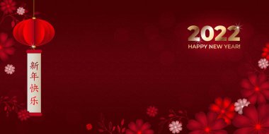 Altın 2022 yılınız kutlu olsun. Kırmızı ve pembe çiçekli tebrik kartı ve kırmızı arka planda noktalar. Asya modelleri. Çince karakterler Mutlu Yıllar olarak tercüme edilir. Vektör illüstrasyonu.