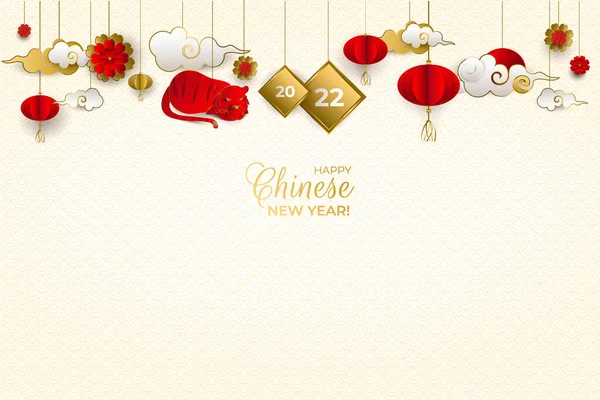 Mutlu Çin Yeni Yılı 2022 afişleri, asılı kırmızı ve altın kaplan, bulutlar, fenerler, ışık arka planında Asya desenli çiçekler, kağıt stilinde. Poster ve tebrik kartı için. Vektör illüstrasyonu. Vektör Grafikler