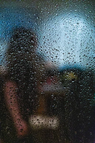 Ventana en un día lluvioso, gotas de agua sobre fondo desenfocado — Foto de Stock