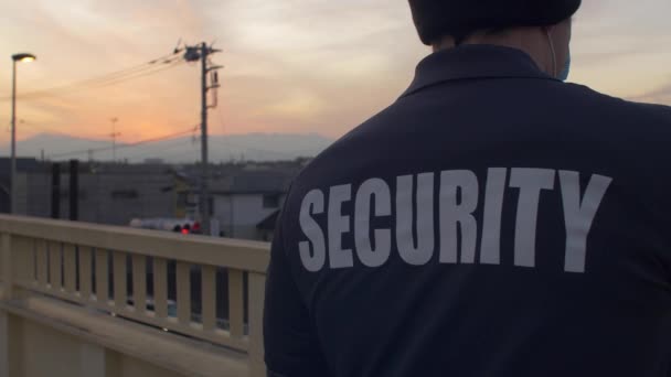 Guardia Seguridad Mirando Calle Abajo Puesta Sol — Vídeo de stock