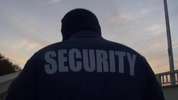 Guardia Seguridad Mirando Calle Abajo Puesta Sol — Vídeo de stock