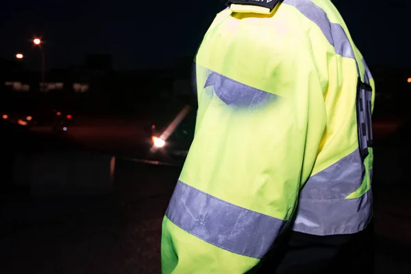 Sokaktan ve gün batımından bakan bir güvenlik görevlisinin dikiz görüntüsü..
