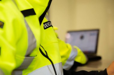 Güvenlik ekibi CCTV izleme monitörlerini izliyor..