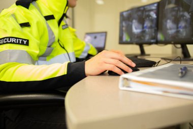 Güvenlik ekibi CCTV izleme monitörlerini izliyor..