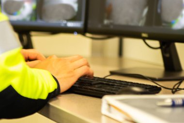 Güvenlik ekibi CCTV izleme monitörlerini izliyor..