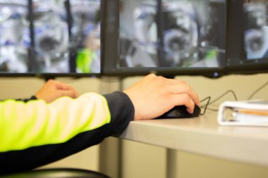 Güvenlik ekibi CCTV izleme monitörlerini izliyor..