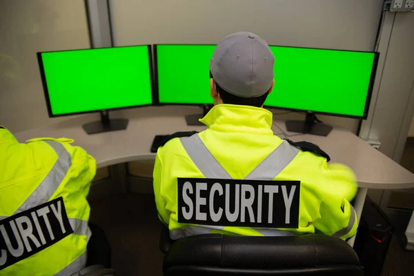 Güvenlik ekibi CCTV izleme monitörlerini izliyor..