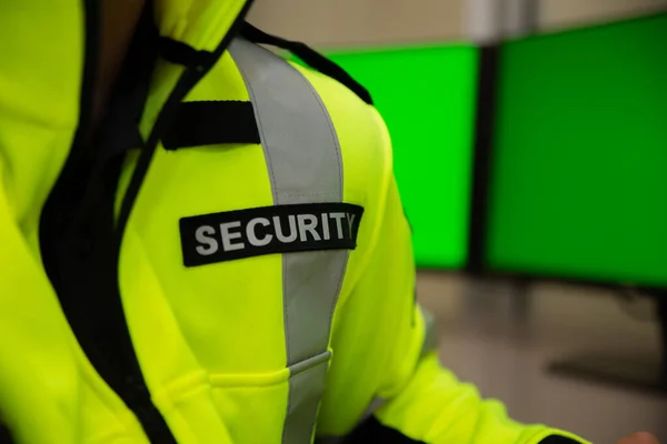 Güvenlik ekibi CCTV izleme monitörlerini izliyor..
