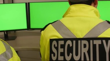 Güvenlik ekibi CCTV izleme monitörlerini izliyor..