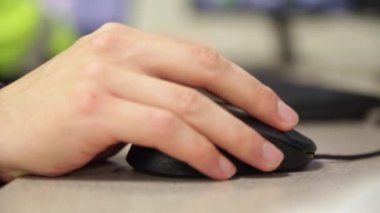 Güvenlik ekibi CCTV izleme monitörlerini izliyor..