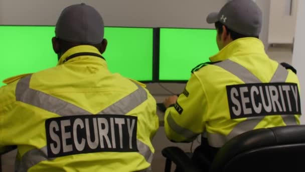 Equipe Segurança Vigiando Monitores Vigilância Cctv — Vídeo de Stock
