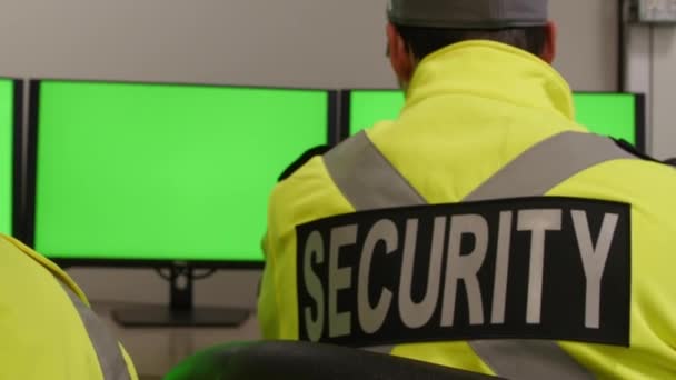 Equipo Seguridad Vigilando Los Monitores Vigilancia Cctv — Vídeos de Stock