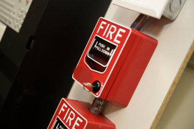 Eğitim için kullanılan beyaz bir duvara bağlı yangın alarmı sistemi