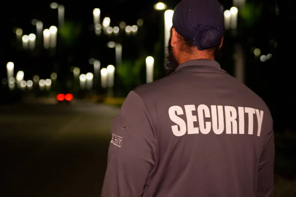 Sicherheitsleute Patrouillieren Nachts Auf Den Straßen Der Stadt — Stockfoto