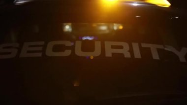 Gece yarısı inşaat sahasında devriye gezen güvenlik arabası.