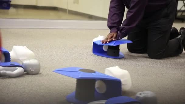 Staff Practicing First Aid Cpr Aed Machine Dummy Dolls — Αρχείο Βίντεο
