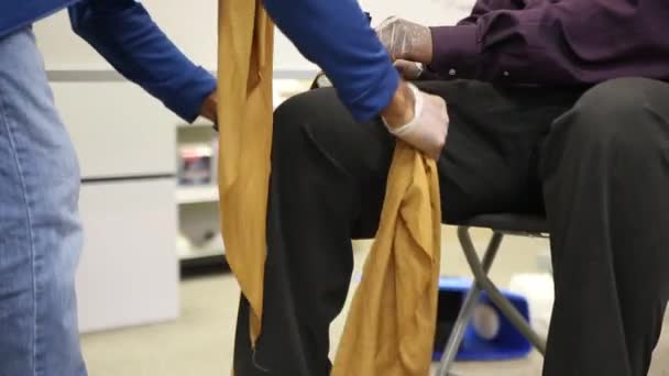 Staff Training Give First Aid Arm Broken Bones — стоковое видео