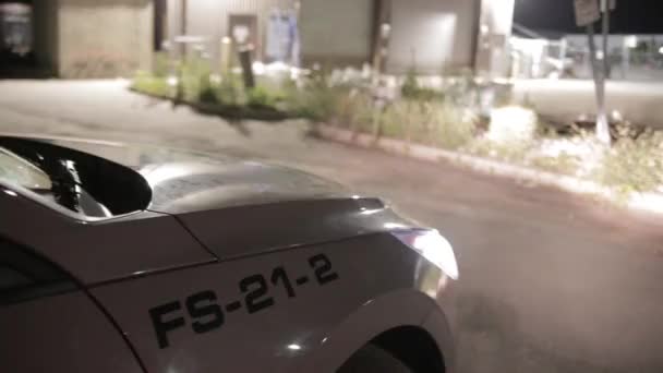 フェンスで囲まれた商業エリアでのセキュリティ車のパトロール — ストック動画