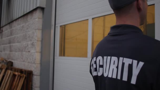 一名保安人员正在一个有栅栏的商业区巡逻 — 图库视频影像