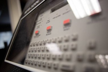 Yangın alarmı ve taklit fıskiye sistemi eğitim için kullanılan beyaz bir duvara bağlı.