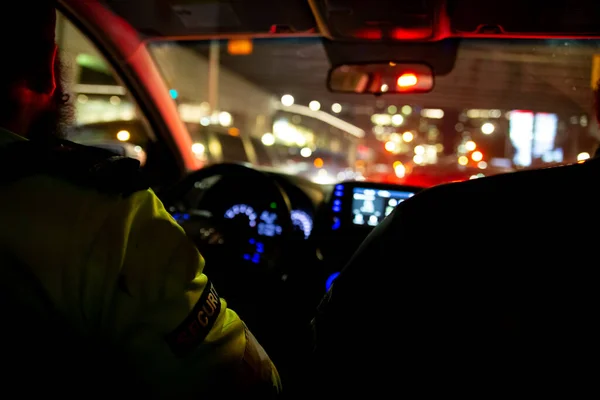 Wachmann Fährt Nachts Streifenwagen Durch Die Stadt — Stockfoto