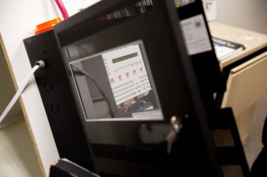 Güvenlik görevlileri yangın alarmını nasıl kullanacaklarını ve fıskiye sistemini nasıl taklit edeceklerini öğreniyorlar.