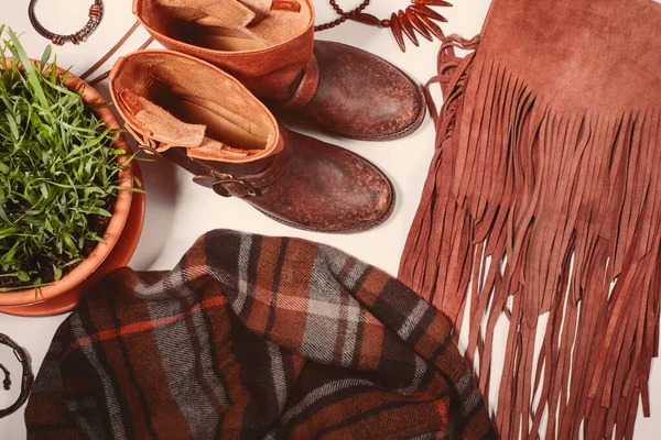 Μόδα επίπεδη θέσει με φθινοπωρινά ρούχα - κασκόλ, μπότες, τσάντα, φωτεινά ξύλινα αξεσουάρ. Όμορφη ζεστή συλλογή τάση — Φωτογραφία Αρχείου