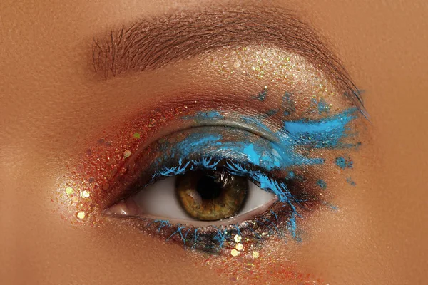 Zbliżenie Kreatywny makijaż artystyczny. Projekt tekstury kremu na żeńskiej pokrywie oka. Makijaż farbą akwamarynową i pigmentem brązowym — Zdjęcie stockowe