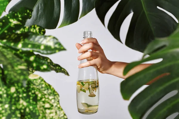 Schöne Frauen Hand halten trinken gesunden Detox-Cocktail mit Früchten in Glasflasche. Ökologischer Lebensstil, null Abfall — Stockfoto