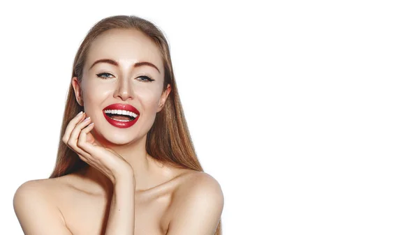 Sexy mujer sonriente con labios rojos glamour, maquillaje brillante, piel limpia. Sonríe con dientes blancos. Chica de moda feliz — Foto de Stock