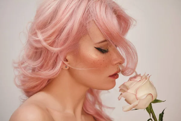 Soft-Girl Style met Trend Pink Flying Hair, Fashion Make-up. Blond Vrouw Gezicht met sproeten, Blush Rouge, Rose Flowers — Stockfoto