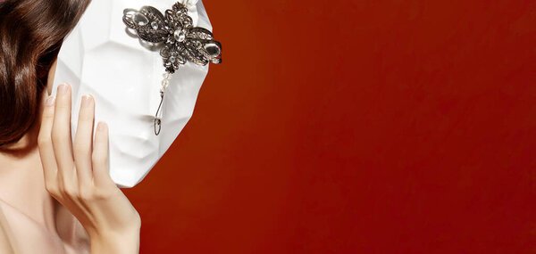 Красивая женщина в маске. Таинственная девушка с красивыми маскарадными аксессуарами. Карнавальный костюм. День святого Валентина