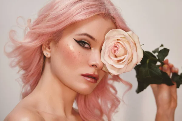 Puha lány stílus trend rózsaszín repülő haj, divat make-up. Szőke nő arc szeplők, pirosas vörös, rózsa virágok — Stock Fotó