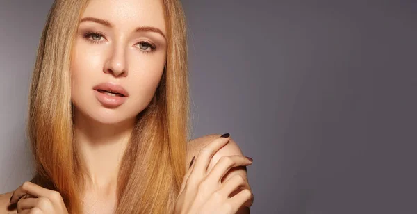 Pelo Largo Moda Hermosa Chica Rubia Estilo Cabello Sano Brillante — Foto de Stock