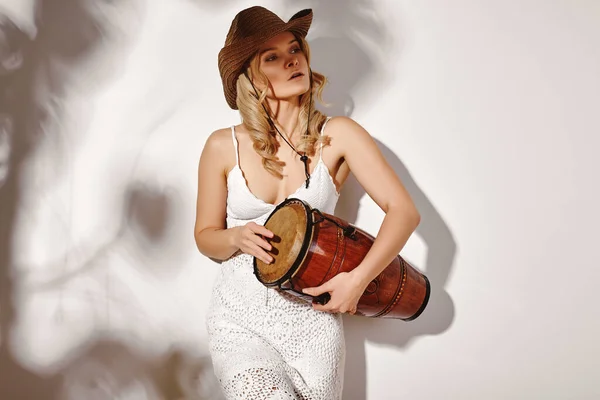 Schöne Blonde Junge Frau Weißem Häkelkleid Und Gebogenem Cowboyhut Schatten — Stockfoto