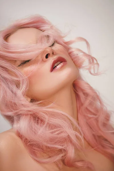 Soft-Girl Style med trendiga rosa flygande hår, mode make-up. Blond kvinna ansikte med fräknar, Blush Rouge, Rose hår — Stockfoto