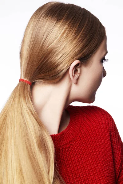 Mujer con el pelo rubio recto, atado en la cola de caballo, el uso de jersey de punto rojo. Hermoso cabello dorado en cola de caballo —  Fotos de Stock