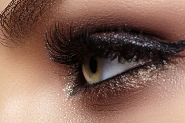 Schöne Makro weibliche Auge mit extrem langen Wimpern und zelebrieren Make-up. Perfekte Form Make-up, Mode lange Wimpern — Stockfoto