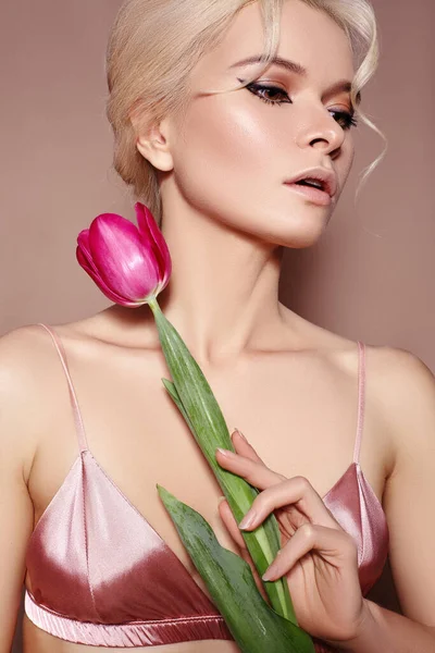 Hermosa mujer rubia sexy con maquillaje de lujo. Chica con flores de primavera ramo. Estilo para el Día de la Mujer o San Valentín — Foto de Stock