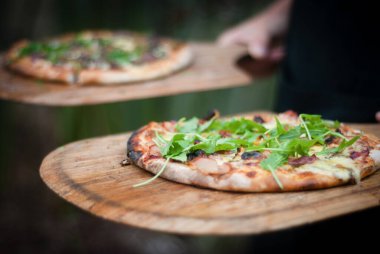 Wood tahta üzerinde pizza taşıyordu. Yüksek kalite fotoğraf. 