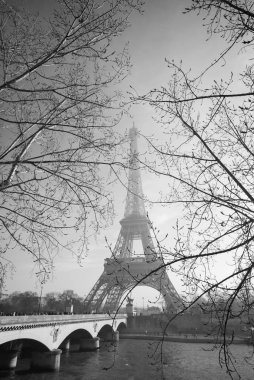 Paris 'teki Eyfel Kulesi manzarası. Kıvrımlı köprüsü olan gün batımı karamsar manzara. Yüksek kalite fotoğraf