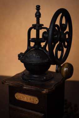 Eskimiş kahve öğütücüsünün koyu arkaplanlı fasulye manzarası. Alanın derinliği. Tahta ve demir. Yüksek kalite fotoğraf