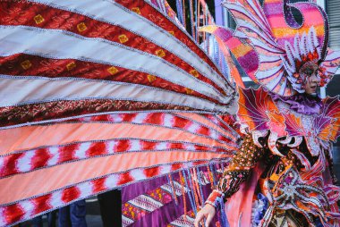 Yerel bir festivalde Cava dansçısı, Djokjakarta, Java. Yüksek kalite fotoğraf. Cava dansı, Endonezya 'daki Cava kültürünün yarattığı ve etkilendiği dans ve sanat biçimidir..