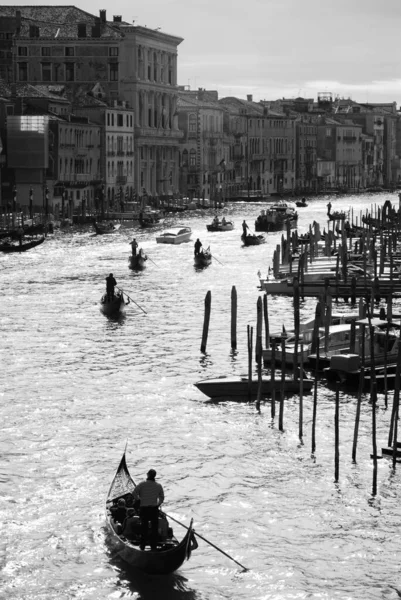 ヴェネツィアでのボートのビューイタリア黒と白のシンプルな夕日 高品質の写真 — ストック写真