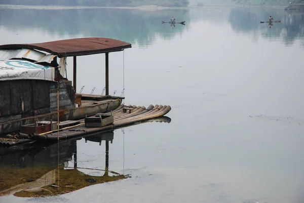 Barca Bambù Attraccata Sul Fiume Yangshuo Guangxi Cina Immagine Alta — Foto Stock